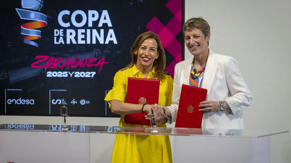 La alcaldesa de la capital aragonesa, Natalia Chueca, y la presidenta de la Federación Española de Baloncesto (FEB), Elisa Aguilar,