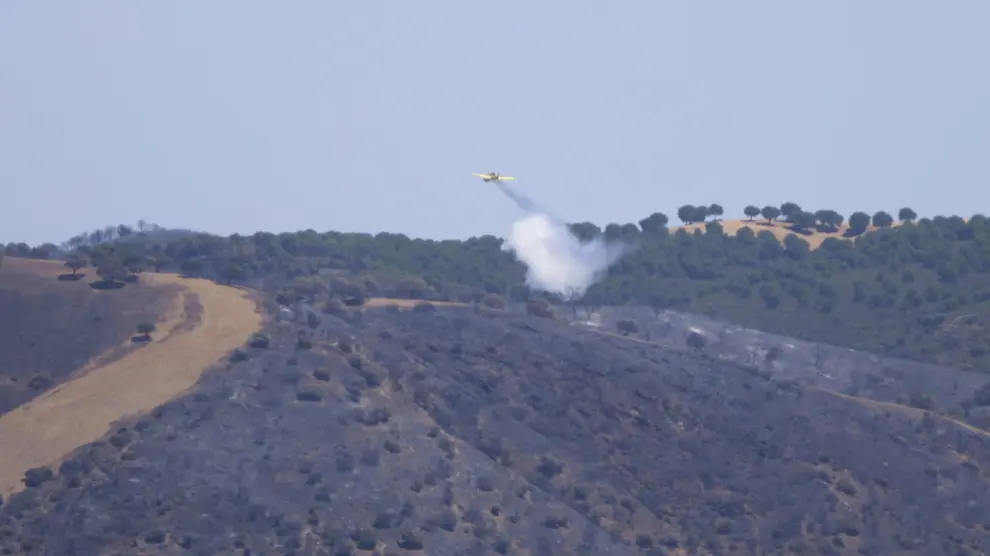 Los medios aéreos trabajan en extinguir el incendio forestal originado en el campo de tiro de la base militar de Cerro Muriano (Córdoba)