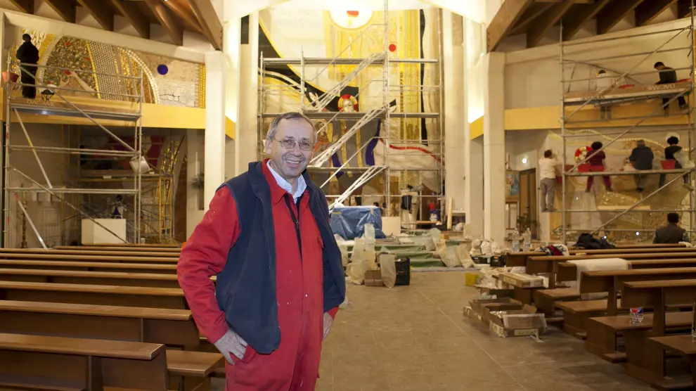 El ex jesuita Marko Rupnik, cuando trabajaba en la iglesia zaragozana junto a su equipo.