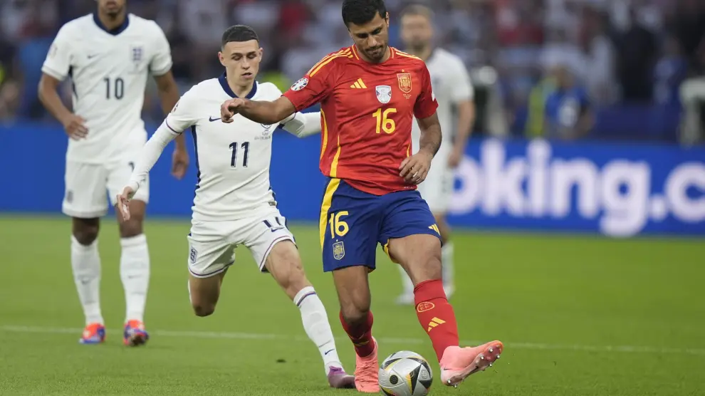 Englands Phil Foden, left, and Spains Rodri fight for the ball during the final match between Spain and England at the Euro 2024 soccer tournament in Berlin, Germany, Sunday, July 14, 2024. (AP Photo/Matthias Schrader) [[[AP/LAPRESSE]]]