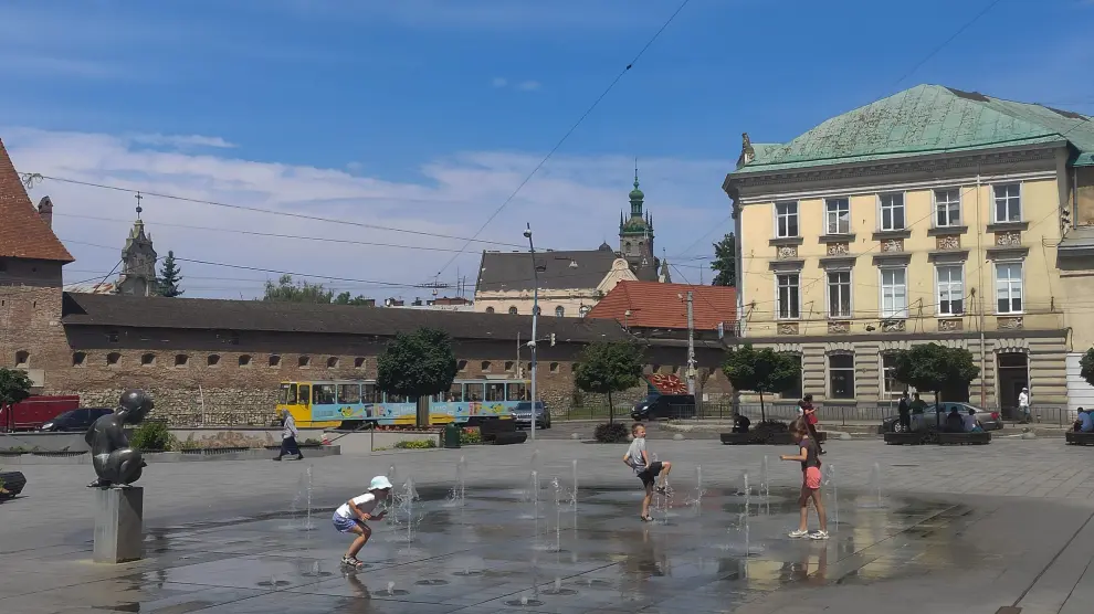 Varios niños intentan sofocar en una fuente casi seca la prolongada ola de calor agravada por los cortes masivos de electricidad en toda Ucrania