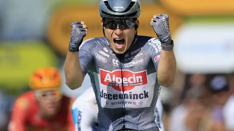 El belga Jasper Philipsen celebra su victoria en la decimosexta etapa del Tour.