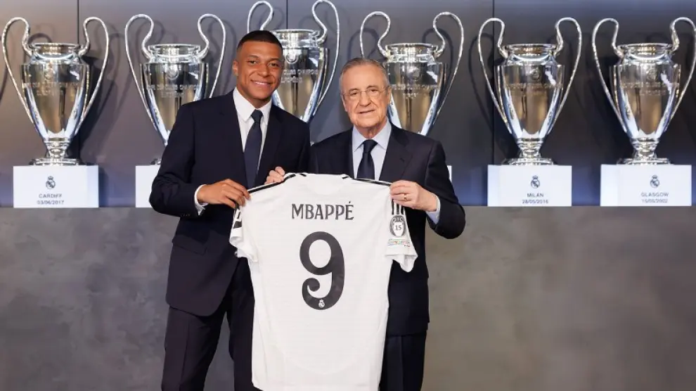 Mbappe y Florentino Pérez, tras firmar el contrato con el Real Madrid