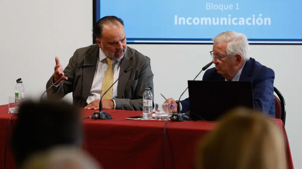 Foro de Periodismo 2030, con el presidente de Henneo Fernando de Yarza y el periodista Fernando Jáuregui, en el Ayuntamiento de Zaragoza