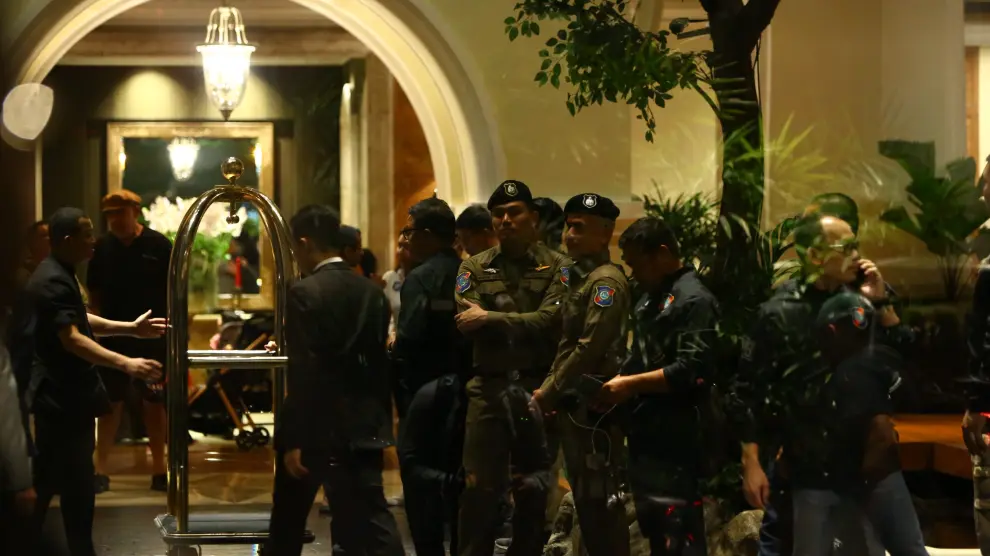 Agentes de la Policía tailandesa vigilan el hotel donde seis extranjeros fueron encontrados muertos en Bangkok.