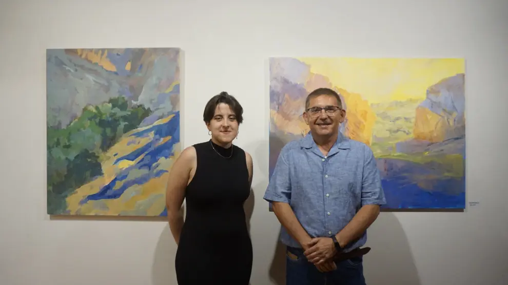 Irene Bonilla y Pedro Hernández posan junto a sus obras.