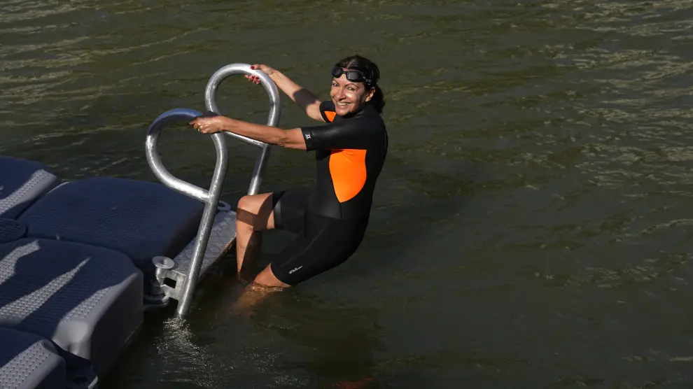 Paris Mayor Anne Hidalgo enters the Seine river Wednesday, July 17, 2024 in Paris. After months of anticipation, Anne Hidalgo swam in the Seine Rive, fulfilling a promise she made in January nine days before the opening ceremony of the 2024 Olympics. (AP Photo/Michel Euler) Associated Press / LaPresse Only italy and Spain
