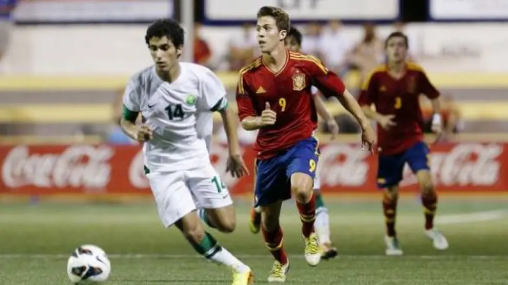 Calero, en un partido internacional con España en categorías inferiores (con el 9, jugando de delantero).