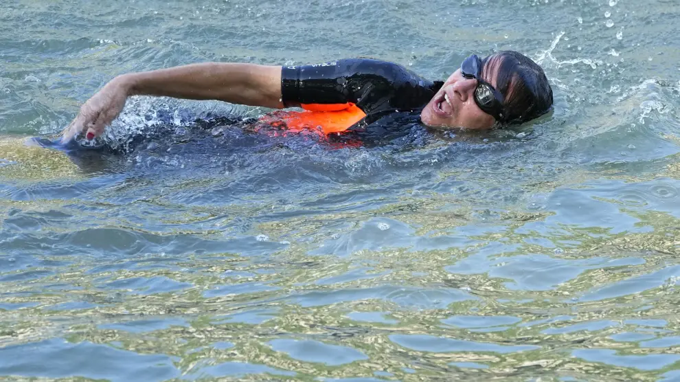 Paris Mayor Anne Hidalgo swims in the Seine river Wednesday, July 17, 2024 in Paris. After months of anticipation, Anne Hidalgo swam in the Seine Rive, fulfilling a promise she made in January nine days before the opening ceremony of the 2024 Olympics. (AP Photo/Michel Euler)