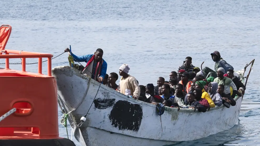 La Guardamar Calíope de Salvamento Marítimo ha acompañado hasta el puerto de Arguineguín a dos cayucos con 158 inmigrantes a bordo