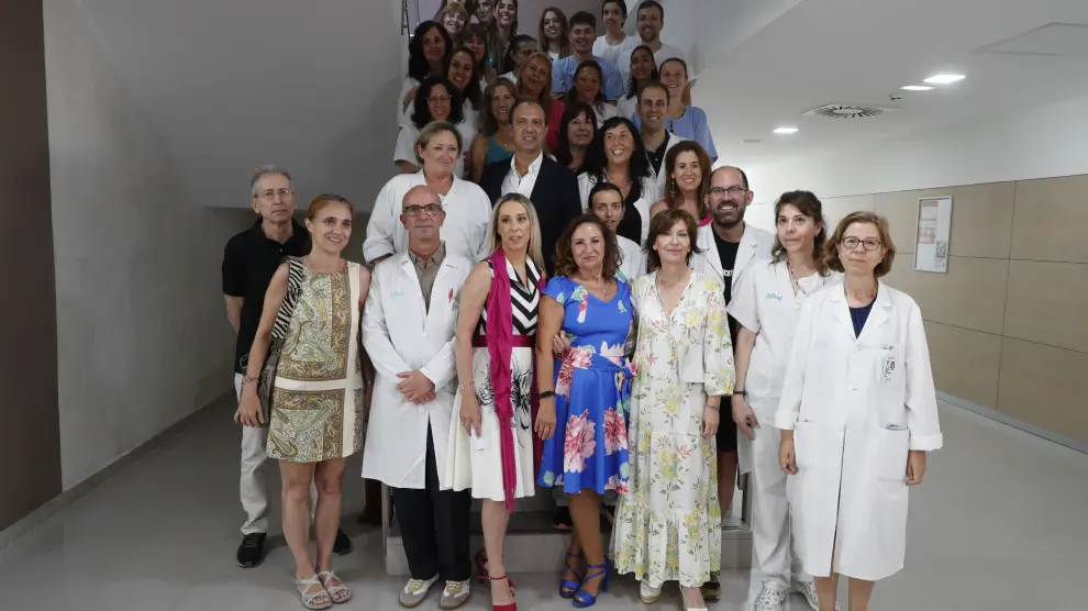 Profesionales del centro de salud Valdespartera, junto al consejero de Sanidad y a la presidenta del Colegio de Enfermería de Zaragoza, entre otros.