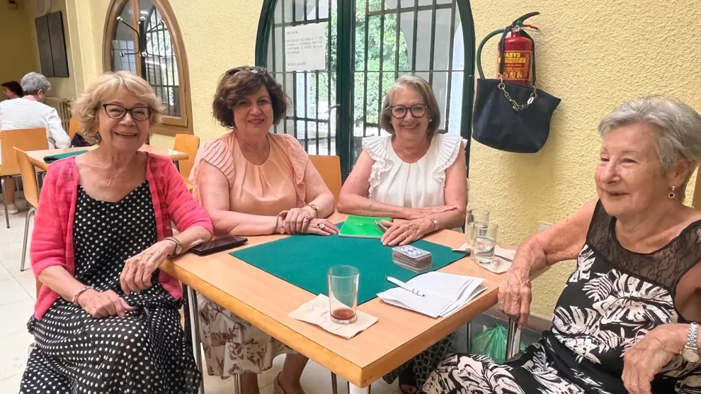Teresa Aguas y Ana Pinilla en el medio, junto a sus amigos jugando a las cartas