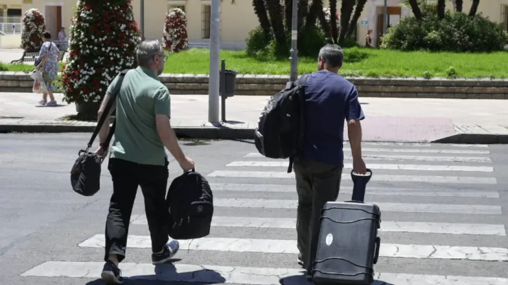 Agentes de la UCO salen de la Diputación de Badajoz.