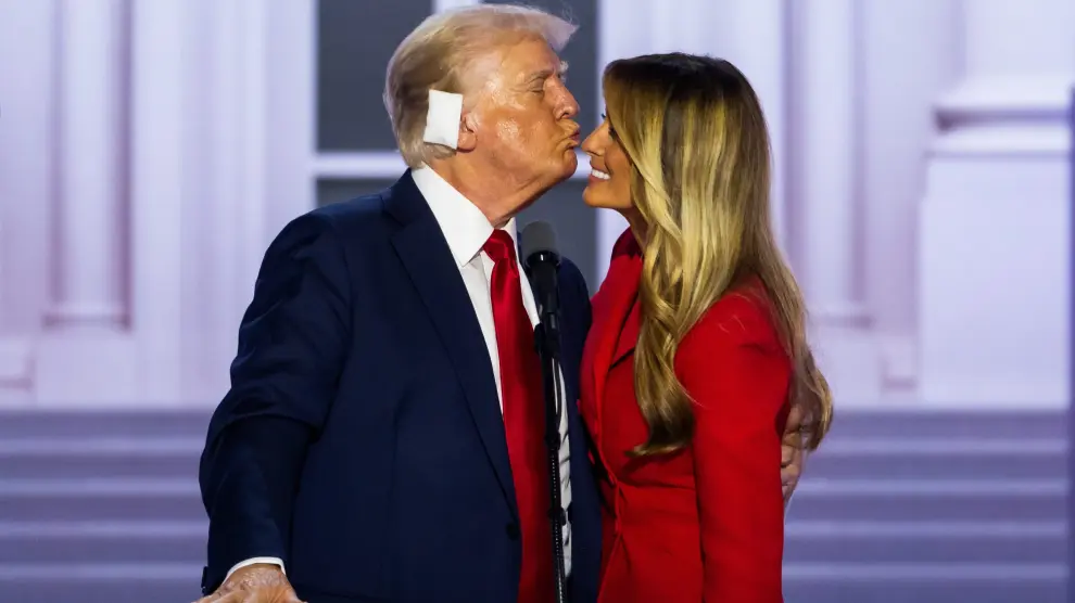 Milwaukee (United States), 18/07/2024.- Republican presidential nominee and former President Donald Trump and former First Lady Melania Trump (R), celebrate after he delivered remarks during the last day of the Republican National Convention (RNC) at the Fiserv Forum in Milwaukee, Wisconsin, USA, 18 July 2024. The convention comes just a few days after a 20-year-old Pennsylvania man attempted to assassinate former President and current Republican presidential nominee Donald Trump. The RNC is being held 15 to 18 July 2024 and is where delegates from the Republican Party select their nominees for president and vice president in the 2024 US presidential election. (Estados Unidos) EFE/EPA/JIM LO SCALZO
 USA REPUBLICAN NATIONAL CONVENTION