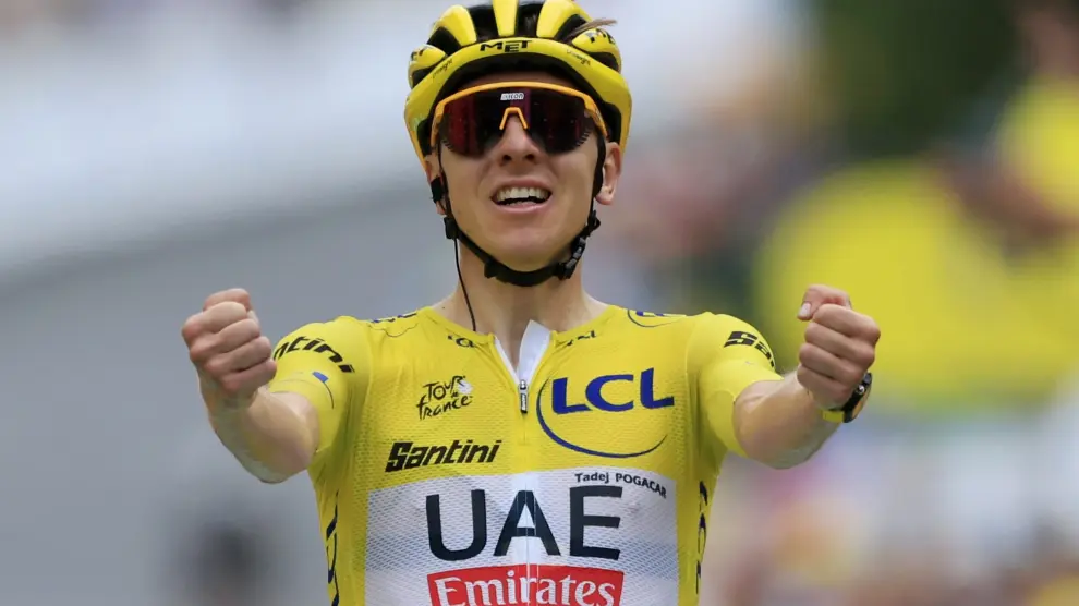 El ciclista esloveno Tadej Pogacar celebra la victoria en la decimonovena etapa en el Tour de Francia.