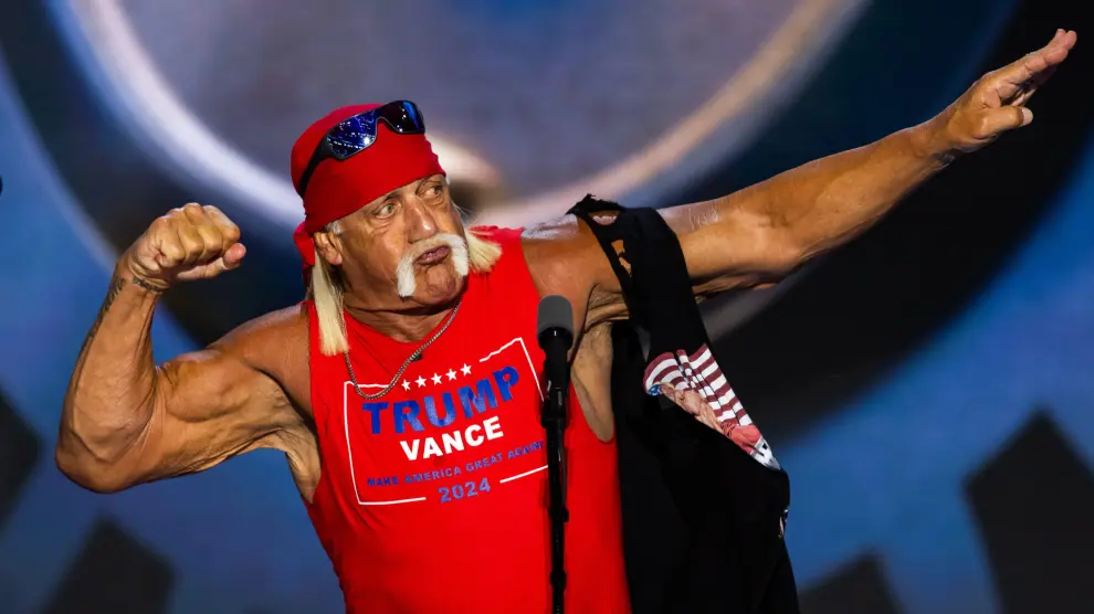 El luchador retirado Hulk Hogan muestra su apoyo a Trump en la Convención republicana en Milwaukee.