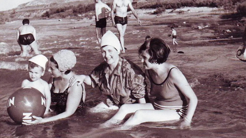 Vecinos de Sástago se bañan en el Ebro en los años 50.