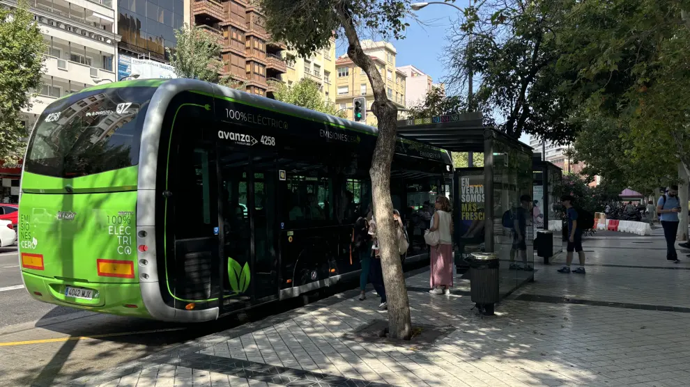 Viajeros a punto de subirse en uno de los buses urbanos 100% eléctricos en el centro de Zaragoza.