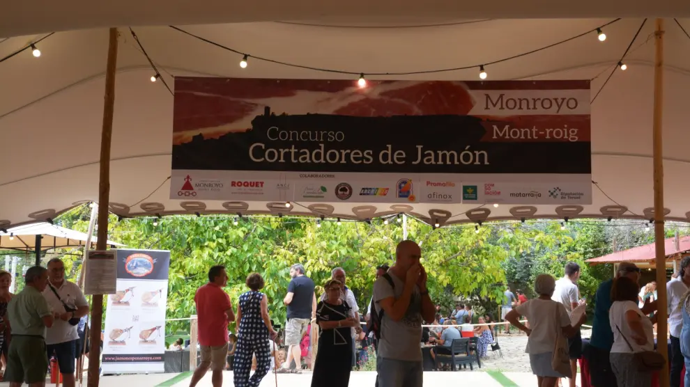 Decenas de personas de localidades próximas y también de otras provincias españolas acuden a Monroyo.