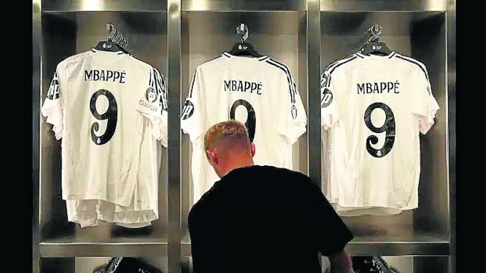 Camisetas Adidas del Real Madrid expuestas en la tienda del Santiago Bernabeu.