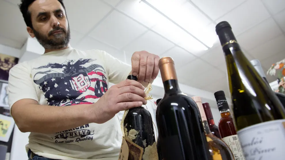Javier Villar, de Lands of Wine, muestra algunos de los vinos del mundo que vende desde Zaragoza.