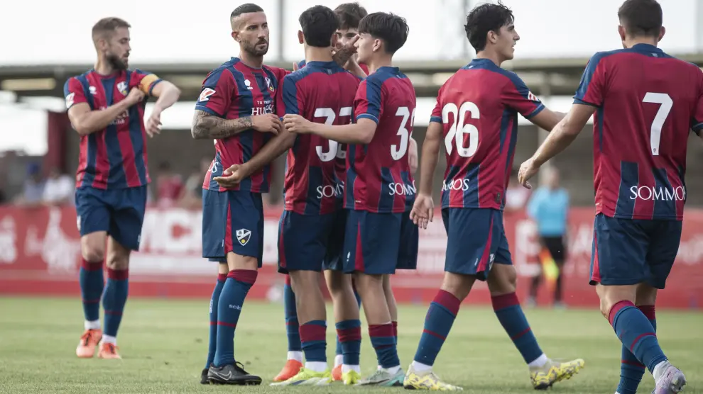 Los futbolistas de la SD Huesca celebran el primero de los tantos, obra de Sielva.