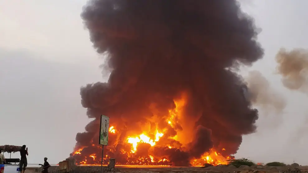Una captura de un vídeo publicado por el centro de medios hutíes que muestra el fuego y el humo elevándose tras los ataques aéreos israelíes en la ciudad portuaria de Hodeidah.