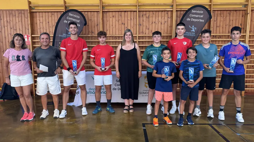 Las parejas galardonadas, tras recibir el trofeo del XII Campeonato Comarcal de Tenis de Estadilla.