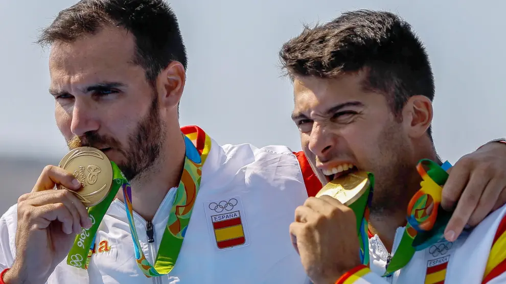 Saul Craviotto y Cristian Toro posan con su medalla de oro cosechada en Río de Janeiro.