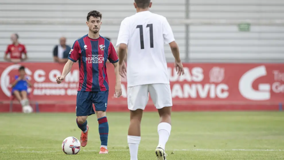 Toni Abad, durante su primer encuentro con la camisea de la SD Huesca.
