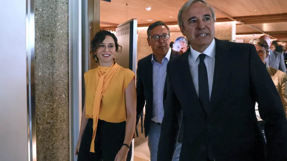 El presidente de Aragón, Jorge Azcón, y la presidenta de la Comunidad de Madrid Isabel Díaz Ayuso, este lunes a su llegada a la reunión de los barones territoriales de su partido en la Junta Directiva Nacional,