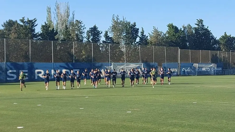 La actual plantilla del Real Zaragoza, en el inicio del entrenamiento de este lunes, sin Bermejo en el grupo.