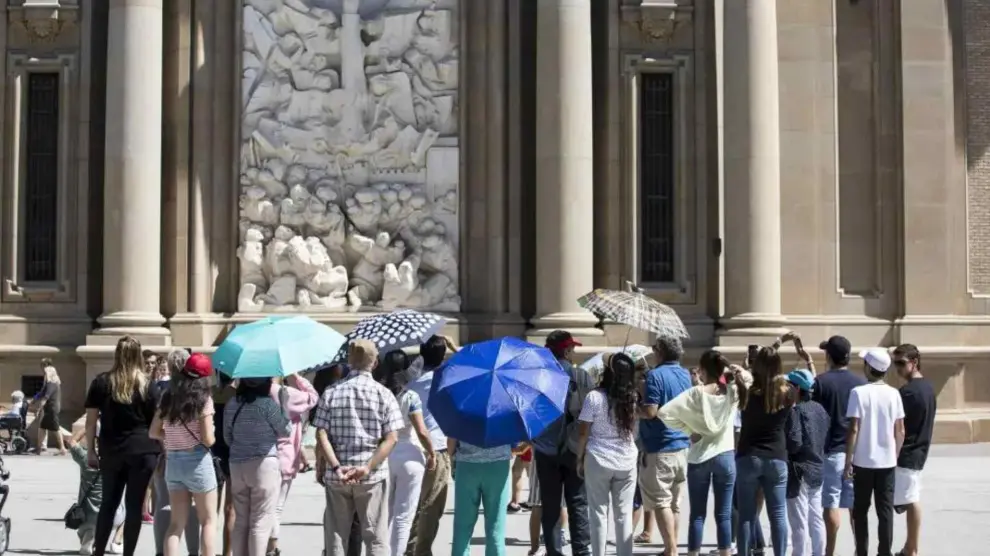 Turistas en la plaza del Pilar de Zaragoza el pasado 15 de agosto