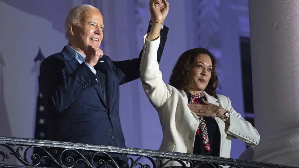 President Joe Biden raises the hand of Vice President Kamala Harris after viewing the Independence Day fireworks display over the National Mall from the balcony of the White House, Thursday, July 4, 2024, in Washington. She\'s already broken barriers, and now Harris could soon become the first Black woman to head a major party\'s presidential ticket after President Joe Biden\'s ended his reelection bid. The 59-year-old Harris was endorsed by Biden on Sunday, July 21, after he stepped aside amid widespread concerns about the viability of his candidacy. (AP Photo/Evan Vucci) Associated Press / LaPresse Only italy and Spain
