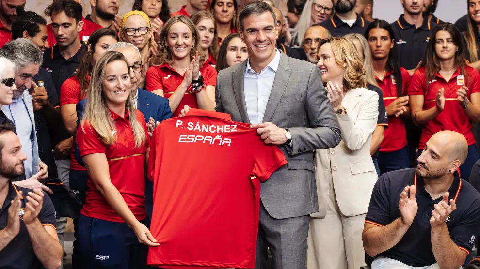 El presidente del Gobierno español, Pedro Sánchez recibe a los deportistas olímpicos y paralímpicos que participarán en los Juegos de París.
