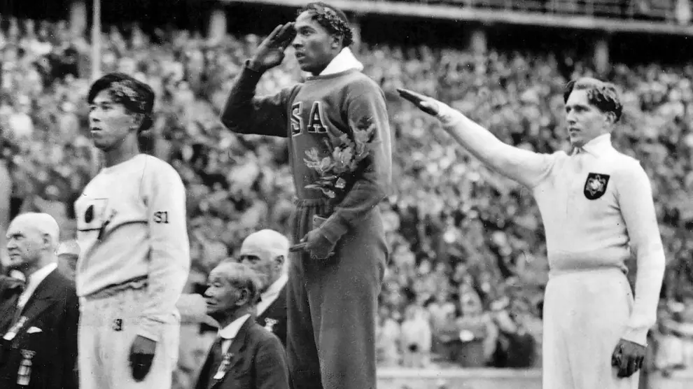 Jesse Owens, en el centro, acompañado en el podio por Luz Long y Naoto Tajima.