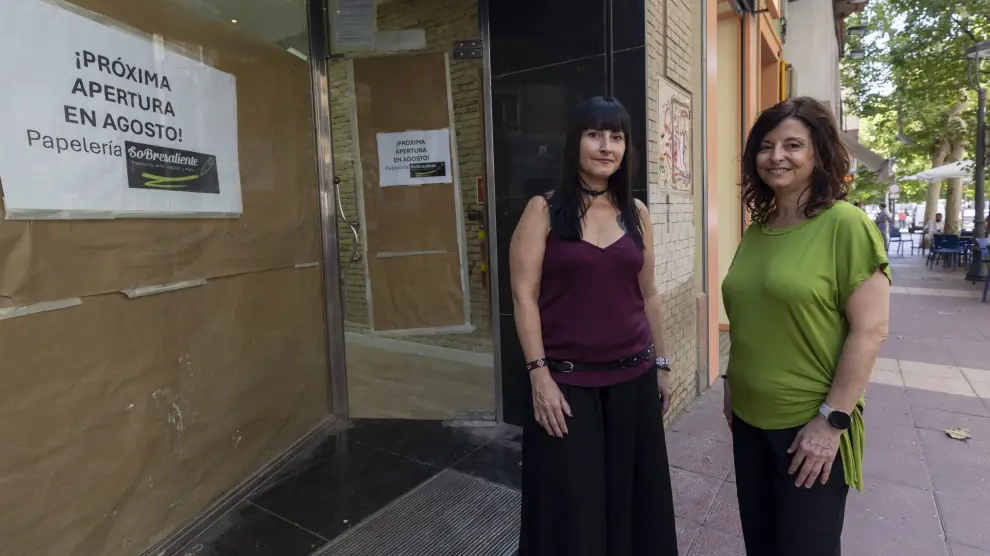 Papelería SoBresaliente. Marta e Isabel García ante el local de su nuevo negocio en la calle Canfranc de Zaragoza.