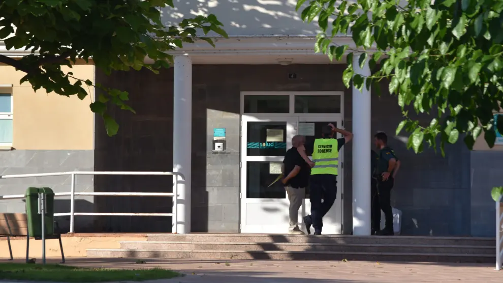 Agentes de la Guardia Civil, en las puertas del centro de salud de Ateca.
