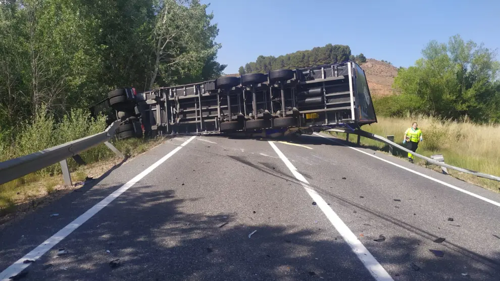 Camión cruzado en la carretera tras sufrir el accidente