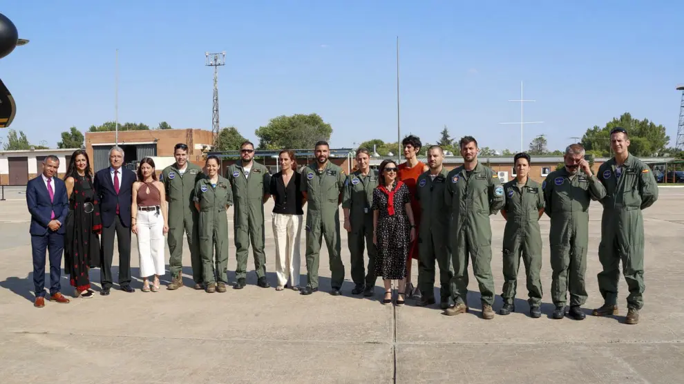 El equipo del ejército del avión Ala 31 de Zaragoza recibido en su llegada a Madrid.