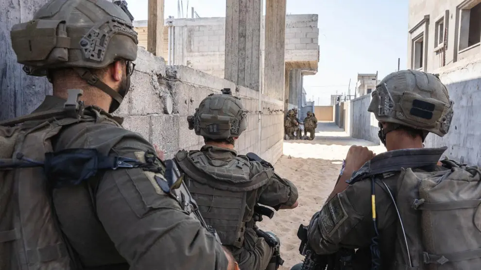 Las tropas israelíes desplegadas en la Franja de Gaza continúan centrando sus ataques en Jan Yunis