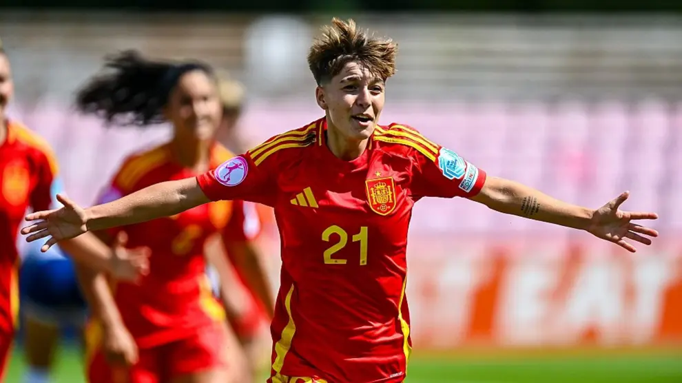 Paula Comendador celebra su gol en la semifinal del Europeo sub-19 de 2024.