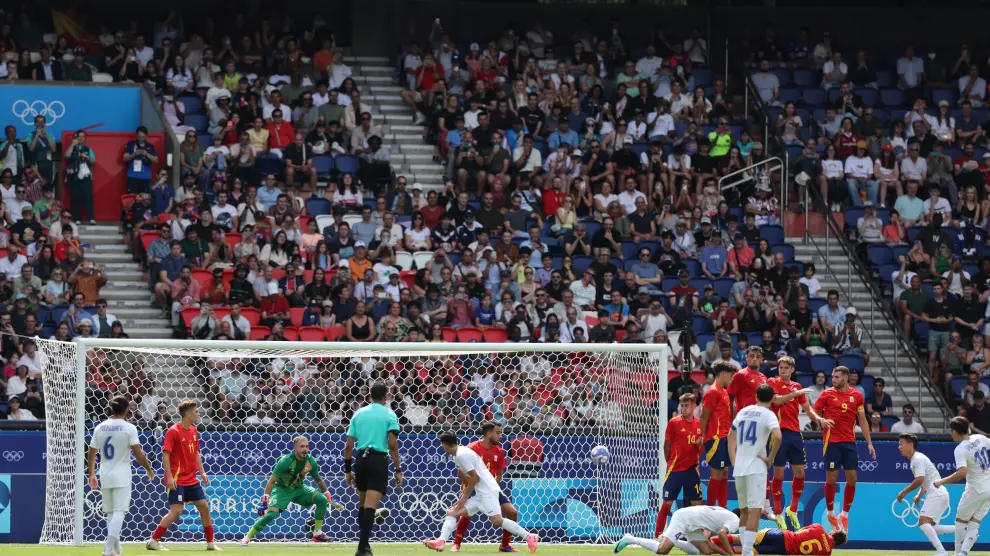 Primer partido de la selección española de fútbol en los Juegos Olímpicos: España vence a Uzbekistán.