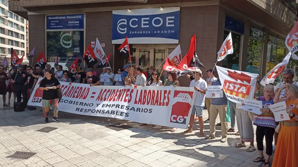 Concentración de protesta por el incremento de accidentes laborales ante la sede de CEOE Aragón.