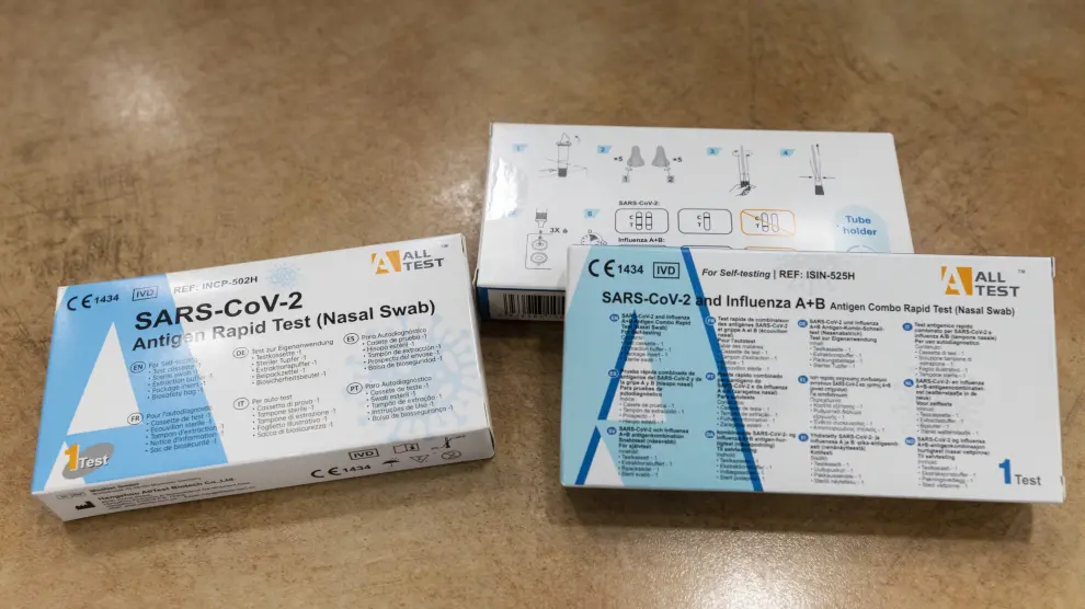 Varios test para detectar covid-19 de venta en las farmacias.
