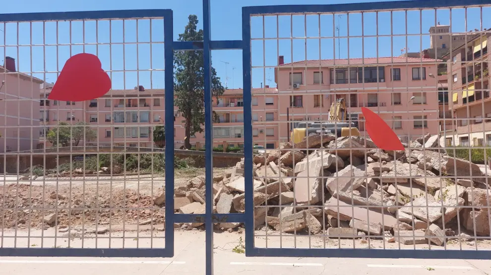 Corazones en recuerdo del Parque Infantil de Tráfico de Alcañiz, demolido esta semana.