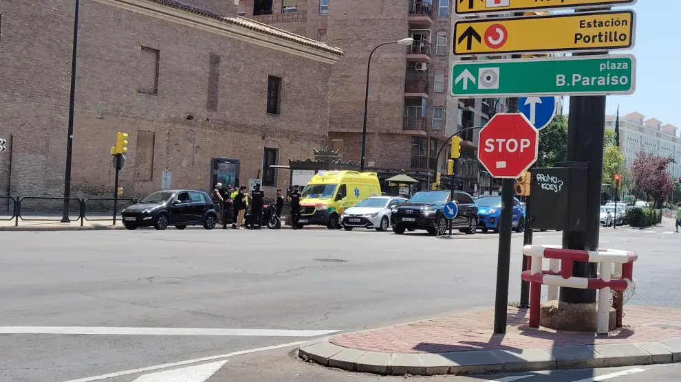 Accidente entre una moto y un coche en el Paseo de María Agustín