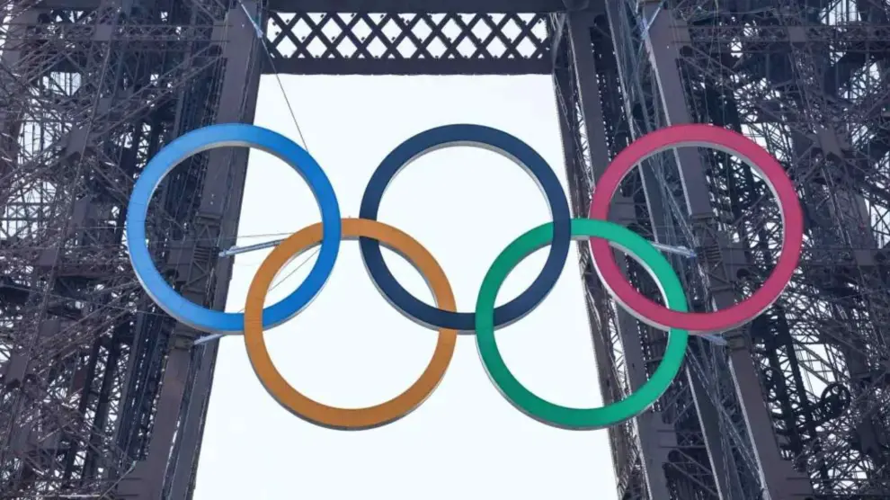 Juegos en París: la Torre Eiffel exhibe los aros olímpicos