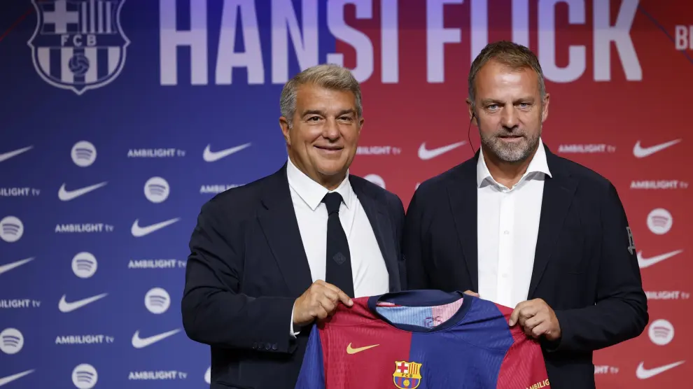 El presidente del FC Barcelona, Joan Laporta, junto a Hansi Flick, nuevo entrenador alemán del FC Barcelona.