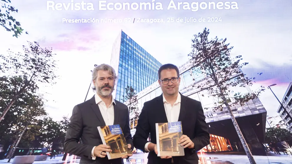 Santiago Martínez y Enrique Barbero, en la presentación del último número de la revista Economía Aragonesa.